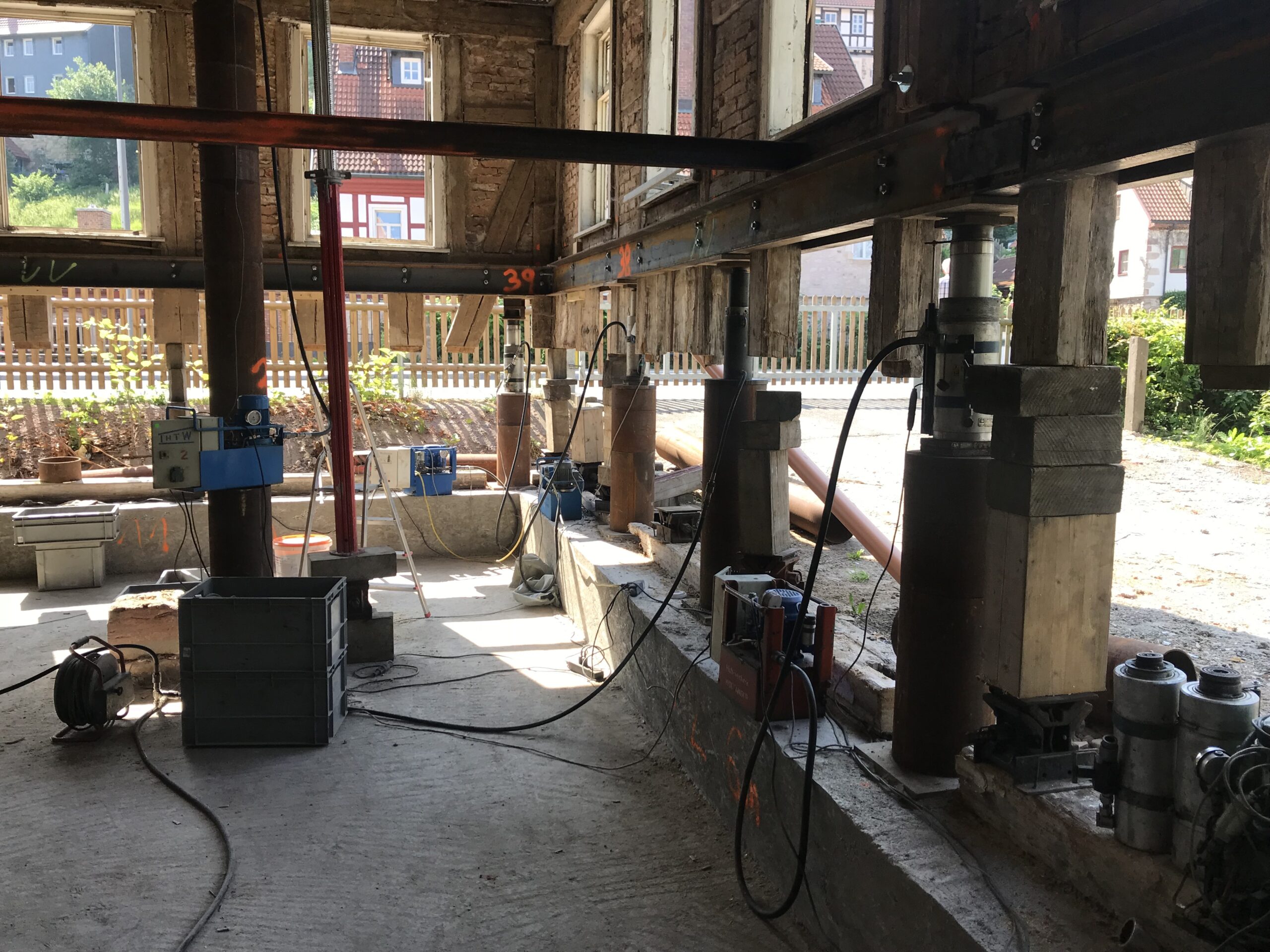 Anhebung eines Fachwerkhauses